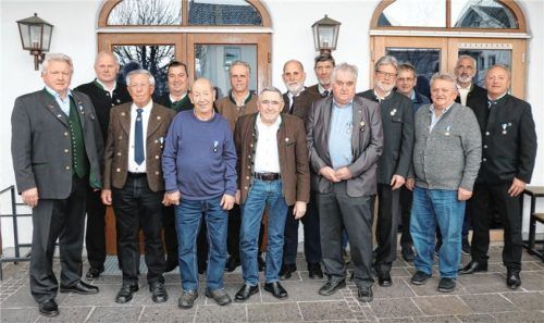 Der Obmann der Interessengemeinschaft der Krieger-, Veteranenvereine und Soldatenkameradschaften im Landkreis Rosenheim (IG Rosenheim) Pius Graf (links) und die mit den goldenen Verdienstabzeichen ausgezeichneten Vorstandsmitglieder aus den Mitgliedsvereinen. Foto rehberg