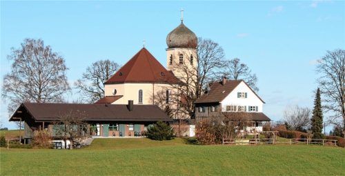 Der Platz für das neue, gemeinsam gebaute Kinderhaus der Gemeinde Frasdorf und der Marktgemeinde Prien am Wildenwarter Kirchenbergerl im Schatten der Christkönigskirche von Süden her gesehen.Foto rehberg