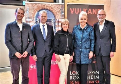 Der Rosenheimer Oberbürgermeister, Andreas März (links), mit dem Vorstand des Freundeskreises Lokschuppen: (von links) Schatzmeister Karl Göpfert, Zweite Vorsitzende Ursula Böge-Klarner, Vorsitzende Gabriele Bauer sowie Schriftführer Thomas Möller.Foto Raab