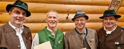 Der Schützenmeister der SG Sachrang Martin Bichl (rechts) und Gauschützenmeister Bernhard Brehmer (links) überreichen das Ehrenzeichen für 40 Jahre aktive Mitgliedschaft im Bayerischen Sportschützenbund (BSSB) und im Deutschen Schützenbund (DSB) an Josef Hamberger (Zweiter von rechts) und für 25 Jahre an Werner Woog (Zweiter von links). Foto rehberg