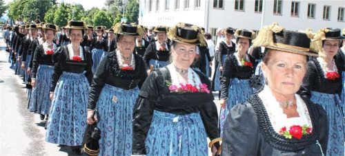 Der Trachtenverein „Lamstoana“ Frasdorf feiert am 20. und 21. Mai sein 111. Jubiläum im Festzelt an der Rosenheimer Straße. Das Bild zeigt den Umzug beim Gaufest 2012 in Frasdorf. Foto Rehberg