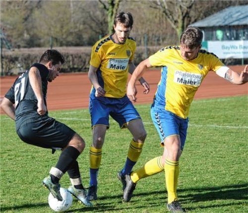 Der TuS Prien mit Angreifer Mark Ziemann (links) musste sich dem TSV Reischach mit 0:2 geschlagen geben. Foto Franz Ruprecht