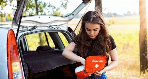 Der Verbandskasten muss den gesetzlichen Vorgaben entsprechen. Es empfiehlt sich, seinen Inhalt regelmäßig zu überprüfen.