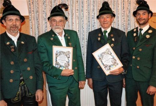 Der Vorsitzende der Geiglstoana (links), Bernhard Bauer, überreichte mit seinem Stellvertreter Andreas Hamberger (rechts) das Ehrenzeichen und die Ehrenurkunde des Vereines für 60 Jahre Vereinstreue an Christian Parigger (Zweiter von links) und Franz Eder (Zweiter von rechts). Foto Rehberg