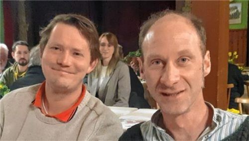 Der Vorsitzende des Riederinger OGV Stephan Lindner (rechts) mit Georg Loferer. Der Obstbaukundler und Vorsitzende des OGV Rohrdorf referierte über den Streuobstpakt. Foto re