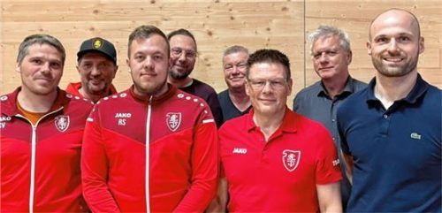Der Vorstand der Fußballabteilung der Freien Turnerschaft mit (von links) Sirko Viertel, Rudi Bergmann, Rene Schießl, Daniel Wagner, Adi Kaiser, Rainer Ball und Wolfram Inngauer sowie dem neuen Abteilungsleiter Johann Pilsl will die erfolgreiche Arbeit der letzten Zeit fortsetzen.Foto Erlich