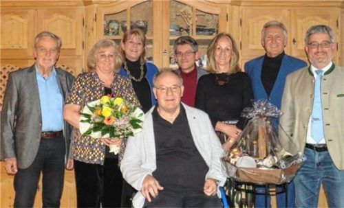Der Vorstand des Fördervereins der Burg Falkenstein kam zur Verabschiedung zu Wolfgang Berthaler nach Hause (von links): der Beisitzer Johann Weiß, Edith Berthaler, die Beisitzerin Daniela Kauer, Landrat a. D. und ehemaliger Vorsitzender Wolfgang Berthaler, der Kassier Marcus Edtbauer, die Beisitzerin Eva Lagler, Schriftführer Karl Seidl und Bürgermeister und stellvertretender Vorsitzender Stefan Lederwascher.Foto Landratsamt Rosenheim