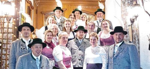 Der Vorstand: (vorne, von links) Vorsitzender Sepp Stettner, Schriftführerin Barbara Pichler, Kassierin Johanna Berghammer und Zweiter Vorsitzender Marcus Maier sowie (zweite Reihe, von links) Medienbeauftragter Hans Fürst, Röckefrauenvertreterin Liesi Stettner und Vorplattler Sepp Hofmeister sowie (dritte Reihe, von links) Trachtenwartin Agnes Schied, Dirndlvertreterinnen Sophia Arends und Lucia Linner, Jugendleiterin Simone Bartl sowie (vierte Reihe, von links) Beisitzerin Barbara Meyer, Musikwartin Margit Oberst und Beisitzerin Andrea Graf sowie (fünfte Reihe, von links) Fähnrich Rupert Maier, Beisitzer Sepp Spiel und scheidender Zweiter Vorsitzender Sepp Schied.Foto re