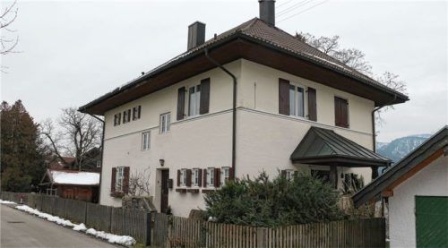 Die 100 Jahre alte Schule in Umrathshausen soll Kinderhaus werden, der Neubau in Wildenwart sei Gigantismus, findet jedenfalls Ex-Gemeinderat Josef Stein. Foto H. Rehberg