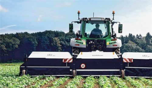 Die Anbaufeldspritze hat eine Arbeitsbreite von sechs Metern, eine Fahrgeschwindigkeit von bis zu 7 km/h und eine Flächenleistung von 4 ha/h. Die Arbeitshöhe kann angepasst werden und die Schutzplanen verhindern eine Abdrift.