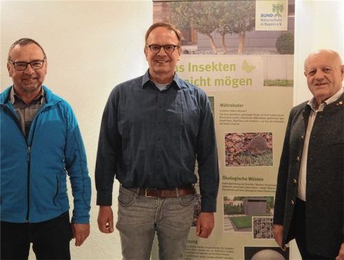 Die Ausstellung im Haus des Gastes eröffneten: (von links) Vorsitzender der Ortsgruppe Kolbermoor Klaus Dehler, Vorsitzender der Ortsgruppe Bad Endorf/Eggstätt Matthias Ruh und Eggstätts Bürgermeister Christian Glas. Foto re