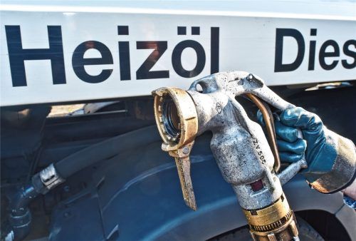 Die Betankung von Häusern mit Heizöl soll nach dem Willen der Koalition bald Geschichte sein. Doch das Verbot von Öl- und Gasheizungen ab 2026 erntet massive Kritik.Foto dpa