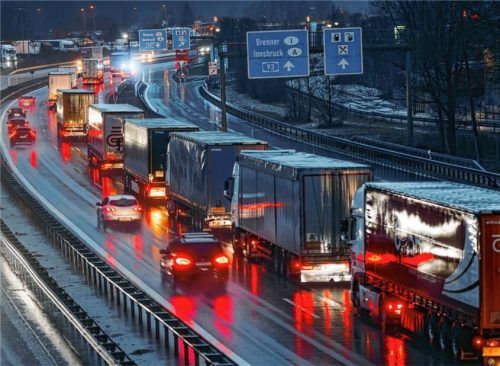 Die Blockabfertigung der Österreicher führt regelmäßig zu massiven Staus im Inntal und sorgen bei Truckern, Pendlern und den Menschen im Inntal für Ärger. Foto dpa
