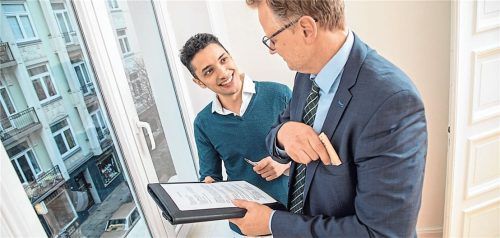 Die Courtage – und was noch? Immobilienmakler dürfen Kunden in der Regel keine anderen Gebühren auferlegen – es sei denn, die vertragliche Regelung der Parteien sieht etwas anderes vor. Foto Christin Klose/dpa