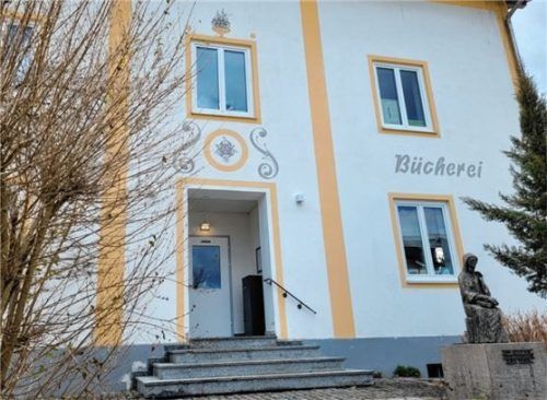 Die Eggstätter Bücherei ist frisch saniert, hat aber dennoch keinen behindertengerechten Zugang. .Foto kirchner