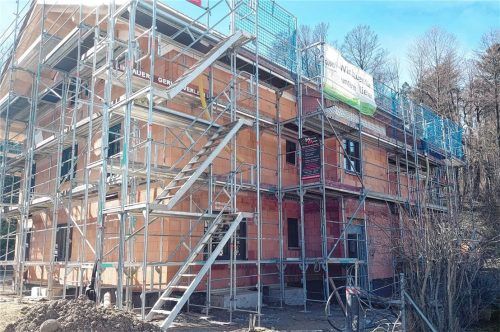 Die Eingangsseite des Mehrfamilienhauses am Mutzenweg 10. Foto Riedl