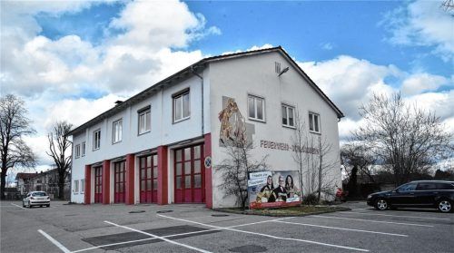 Die Feuerwehr Schloßberg hat in ihrem aktuellen Gerätehaus nicht mehr genügend Platz. Ein neues Grundstück muss her. Was im teuren Stephanskirchen kein Schnäppchen für die Gemeinde ist. Foto Schlecker