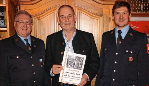 Die Führung der Wildenwarter Feuerwehr, Alfred Vordermaier (links) und Michael Ramsl (rechts), überreichten Karl-Heinz Irob für 50 Jahre Vereinszugehörigkeit eine Urkunde.Foto Rehberg