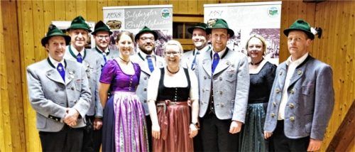 Die Geschicke des Vereins leiten: (von links) Musikwart Martin Zaißerer, Schriftführer Wolfgang Kreckl, Fahnenbegleiter Stefan Herzog, Jugendleiterin Michaela Bogner, Fähnrich Michael Kreckl sowie Frauenvertreterin Brigitta Bauer, Zweiter Vorsitzender Fabian Niedermeier, Vorsitzender Robert Magger, Kassier Monika Bauer und Fahnenbegleiter Franz Kreckl. Foto re