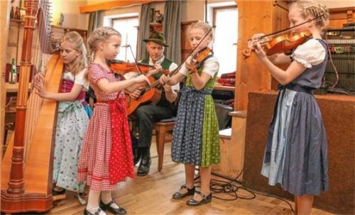 Die Geschwister Hollinger aus Söllhuben zeigten ihr musikalisches Können. Es spielten (von links) Anna (14 Jahre), Barbara (sieben Jahre), Papa Barthi, Theresa (neun Jahre) und Magdalena (zwölf Jahre) auf.Foto Fürst