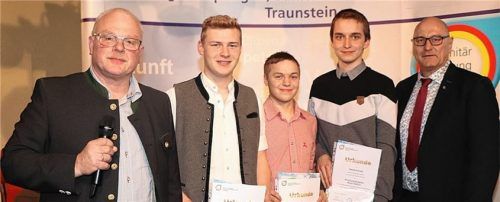 Die Innungs-Obermeister Peter Schuhbeck (links) und Josef Pflügl (rechts) gratulierten den Besten (von links): Tobias Gaßner, Franz-Xaver Lohr und Konrad Randl. Foto Wittenzeller