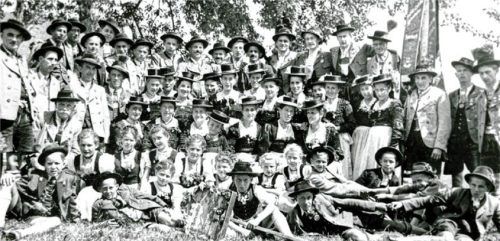 Die „Innviertler“ bei der Fahnenweihe 1949 des Patenvereins „D’Lindntaler“ Lauterbach. Der „Taferlbua“ ist das 86-jährige Ehrenmitglied Josef Leitner.Foto re