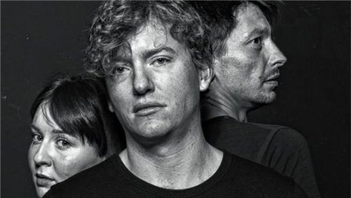 Die Inszenierung handelt von einer homosexuellen Hauptfigur, die im Jahr 1948 mit Stigmatisierungen und Vorurteilen kämpfen muss.Foto Theaterinsel rosenheim