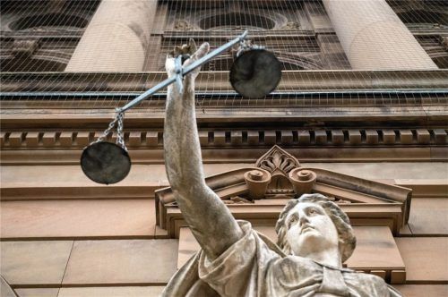 Die Jugendkammer am Landgericht Traunstein muss über einen Fall von gefährlicher Körperverletzung urteilen. Foto dpa