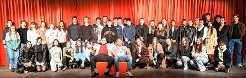 Die jungen Theatermacher: Alle Schüler der beiden Kurse sowie ihr Lehrer Michael Steurer (Mitte) halfen mit, das Stück auf die Bühne zu bringen.Foto re