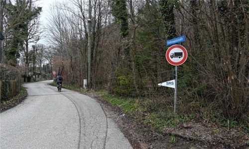 Die Krottenmühlstraße wird vom Kurvenwirt in Baierbach bis zur Gemeindegrenze mit Prutting saniert und dann als eine „unechte“ Fahrradstraße umgewidmet. Foto  Schlecker