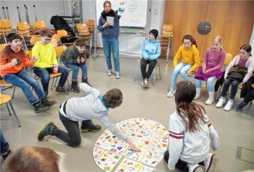 Die Lektorin von FranceMobil, Manon Boutté, lässt die Kinder der fünften Klasse französisch gesprochene Begriffe auf einem Puzzlebild suchen.Foto Sönmez