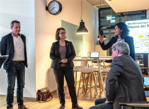 Die Metropolregion München plant eine internationale Bauausstellung. Darüber informierten Wolfgang Wittmann, Geschäftsführer der Metropolregion, und Baudirektorin Karla Schilde vom Planungsreferat der Stadt München. Gastgeberin und Moderatorin des Abends war die Architektin Christine Degenhart (rechts). Foto Thomae