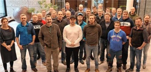 Die Mitarbeiter der Bauhöfe im Kreis Rosenheim wurden unter Leitung der Kreisfachberater (links) Susanne Summerer und (rechts) Roman Pöll geschult.Fotos Landratsamt Rosenheim