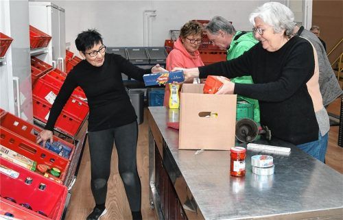 Die Mitarbeiter der Rosenheimer Tafel um Leiterin Elisabeth Bartl (rechts) hatten in den vergangenen Wochen viel zu tun. Foto Schlecker