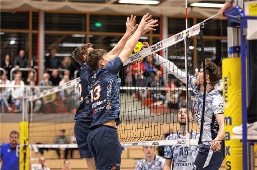 Die Mühldorfer Fritz Vähning (vorne) und Lauritz Jastrow, der zum MVP gewählt wurde, im Block. Foto Bartsch