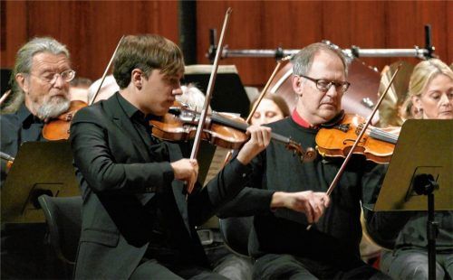 Die Musiker der Innphilharmonie haben den 20-jährigen Lewin Creuz mit offenen Armen empfangen.Foto re