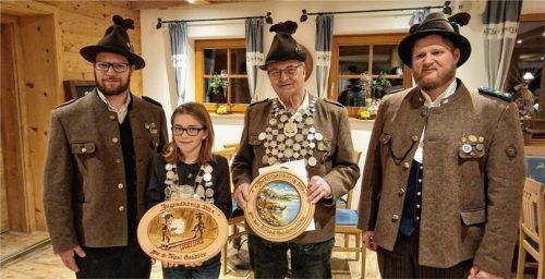 Die neuen Würdenträger der Biber-Schützen: (von links) Schützenmeister Alexander Kustermann, Jugendkönig Maxi Grübler, Schützenkönig Alfred Hundsnurscher und Zweiter Schützenmeister Sebastian Mayer.Foto Herbster