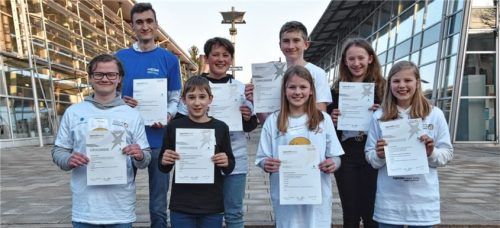 Die Regionalsieger in Rosenheim sind (vorne, von links) Matthias Fuchs, Maxi Schöps, Magdalena Hansjakob und Amelie Galneder sowie (hinten, von links) Bastian Auer, Leopold Bratek, Mario Alexa und Veronika Hager. Foto Hinterseer
