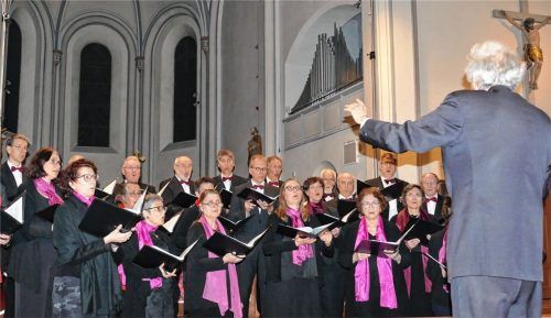 Die Sänger des Monteverdi-Chors richten alle Blicke auf den Dirigenten Konrad von Abel.Foto janka