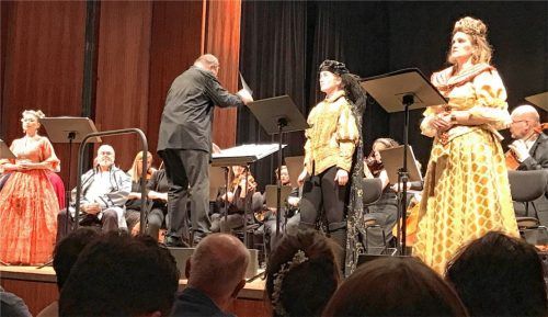 Die Sänger um Dirigent Georg Hermansdorfer: (von links) Kayo Hashimoto (Casilda), George Vincent Humphrey sitzend (Rafael), Sieglinde Zehetbauer (Carlo Broschi) und Veronika Burger (Königin). Foto prokop