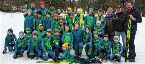 Die Samerberger Langläufer mit den Sponsoren (von rechts): Marcus Burghardt, Michael Hartinger von Hartinger Heimatstiftung, Nicole Hansjürgen von der Sparkasse Rosenheim-Bad Aibling, Marina Häusler von Komar Kolbermoor, Franz Lehner von Bikepark Samerberg.Foto re