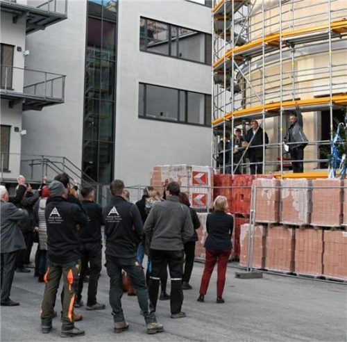 Die Sanierung des Altbaus, für den das Richtfest gefeiert wurde, geht planmäßig voran. Foto Schlecker