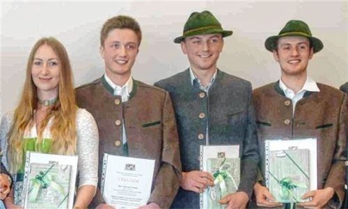 Die Semester-Besten in der Gruppe Landwirtschaft – staatlich geprüfte Wirtschafter für Landbau (von links): Lea Fabri, Marinus Pröbstl, Johannes Krug und Franz Jackl.