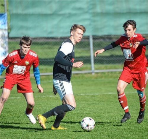Die SG Söllhuben/Frasdorf mit Kapitän Andi Weiß (Mitte) bewährte sich auch gegen das Spitzenteam SG Schönau. Foto Franz Ruprecht
