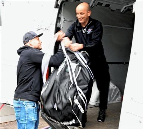 Die Spieler, wie hier Steffen Tölzer, bringen ihre Taschen mit der Ausrüstung in ein separates Fahrzeug, das bereits Mittwochmittag in Richtung Tilburg abgefahren ist. Foto Hans-Jürgen Ziegler
