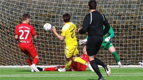 Die Traunsteiner Hintermannschaft ist beim 1:3 durch den Pullacher Elian Schmitt (in Gelb) machtlos, auch Torwart Thomas Unterhuber kann nur hinterherschauen.Foto Wolfgang Fehrmann