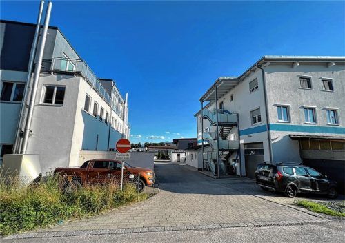 Die Umnutzung eines Ausstellungsraumes in eine Wohnung in der Werkstraße lehnte der Bauausschuss jetzt ein zweites Mal ab – und das obwohl das Landratsamt den Bauantrag als genehmigungsfähig eingestuft hatte. Foto Gerlach