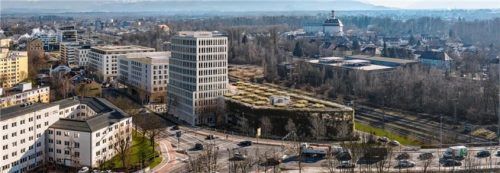 Diese Visualisierung zeigt, wie die Lokhöfe-Gebäude aussehen werden. Im Vordergrund das vertikal begrünte Parkhaus mit Dachterrasse.Foto Renderfriends
