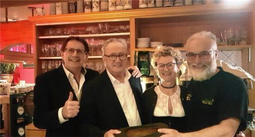 Dieter und Nikolaus Kannengießer (von links) sorgten für Stimmung im Kolbermoorer Bistro „Grammophon“ von Christine und Stefan Harster.Foto re
