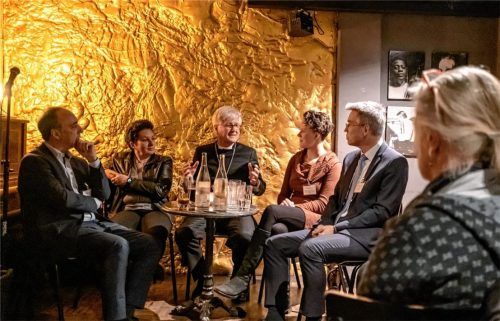 Diskutierten über epochalen Wandel unserer Informationsgesellschaft: (von links) Andreas Nickl, Alexandra Burgmaier, Heinrich Bedford-Strohm, Antonia Heil, Otto Lederer.Foto  Thomae